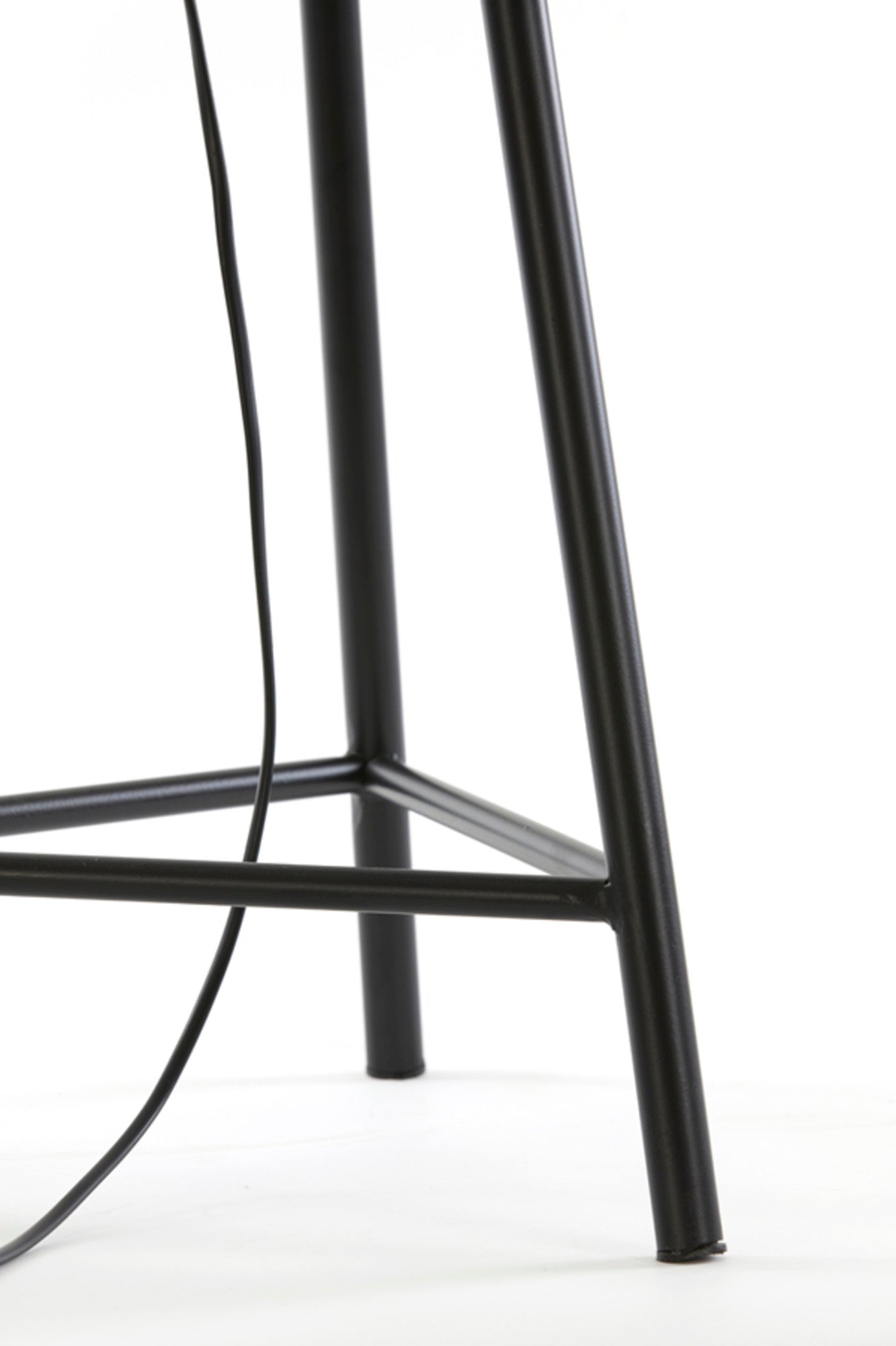 zwarte-staande-driepootlamp-met-ovale-draadkap-light-living-yumi-variant-image6