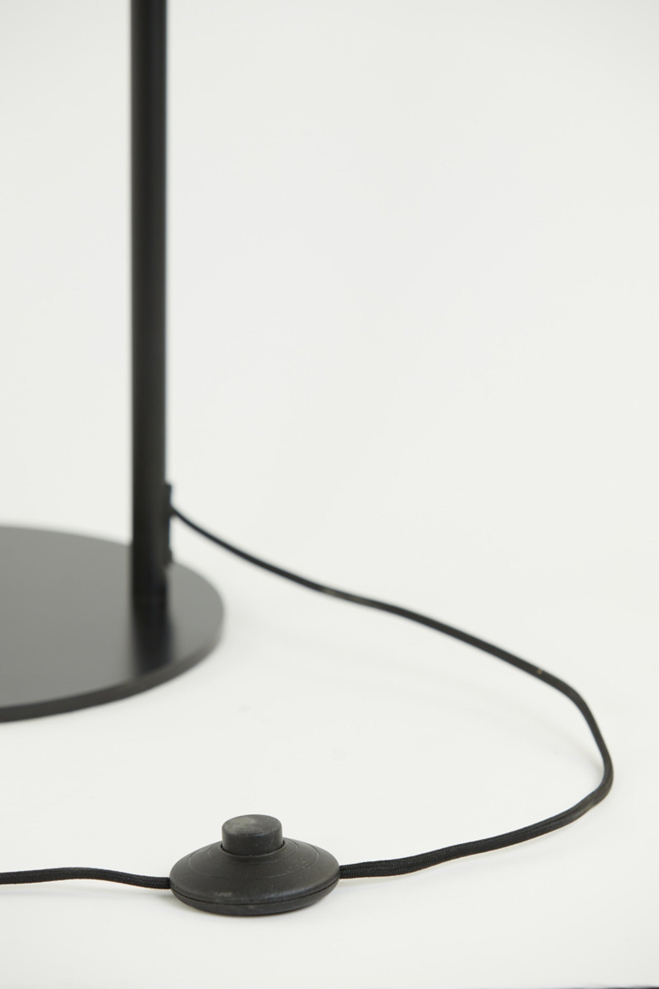 staande-dubbele-lamp-metaal-zwart-light-living-orion-variant-image6