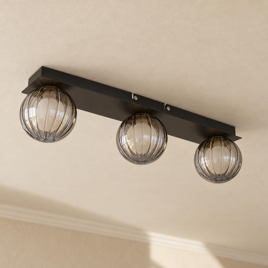 Moderná obdĺžniková stropná lampa s čiernymi sklenenými guľami – fotografia v interiéri
