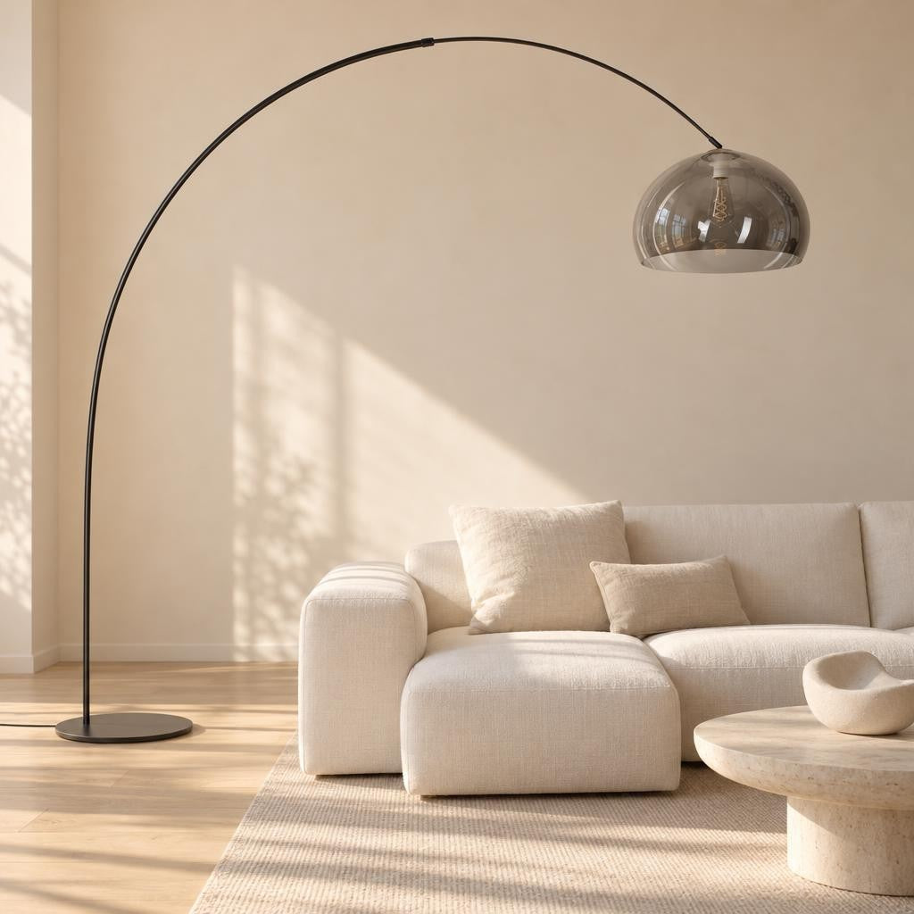 Černá oblouková lampa s kouřovým stínidlem Curve – fotografie v interiéru