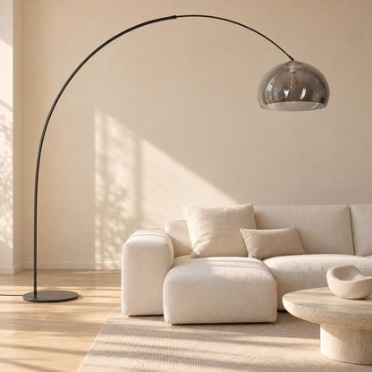 Černá oblouková lampa s kouřovým stínidlem Curve – fotografie v interiéru
