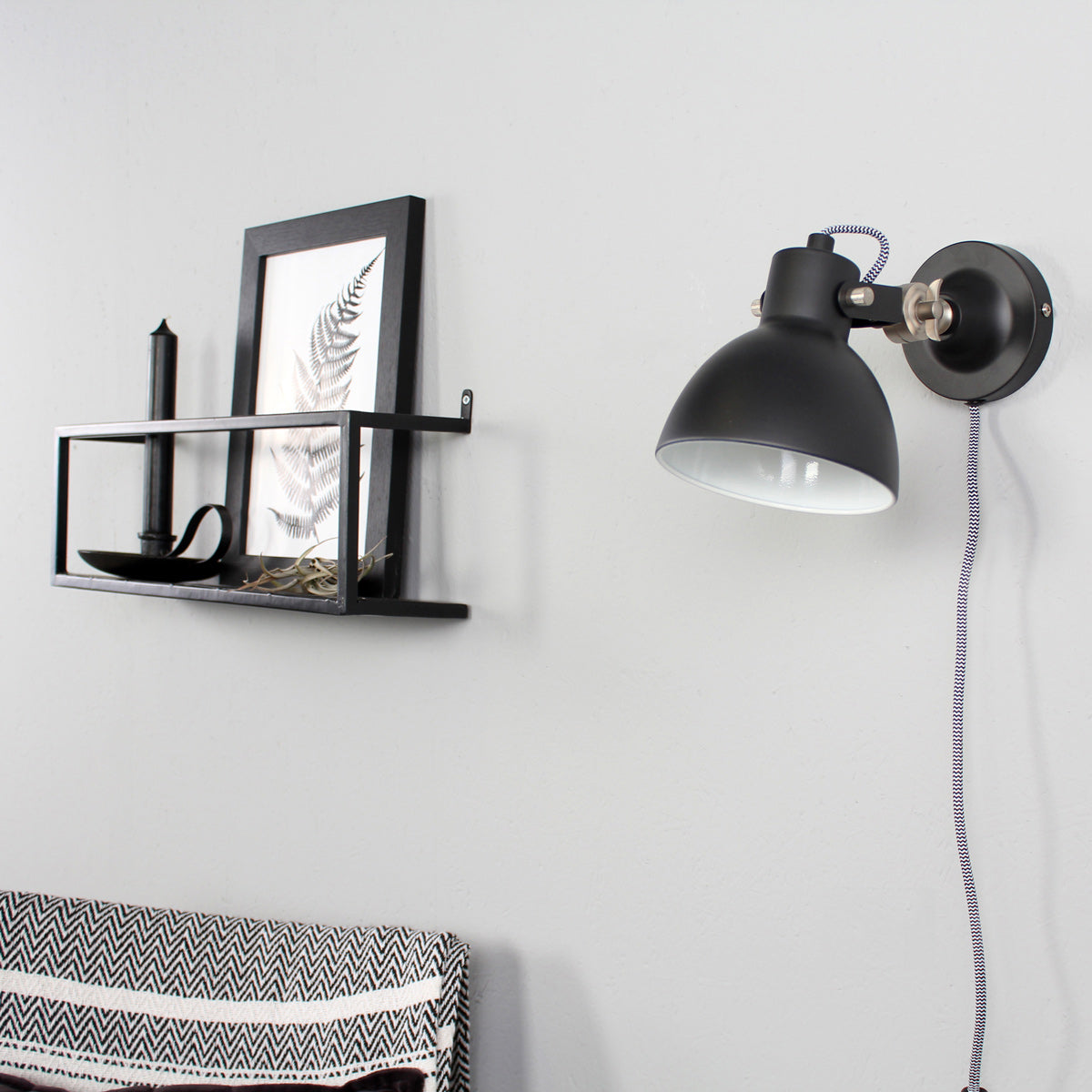 ronde-retro-flexibele-wandlamp-zwart-mexlite-cera-ai-sfeer_image