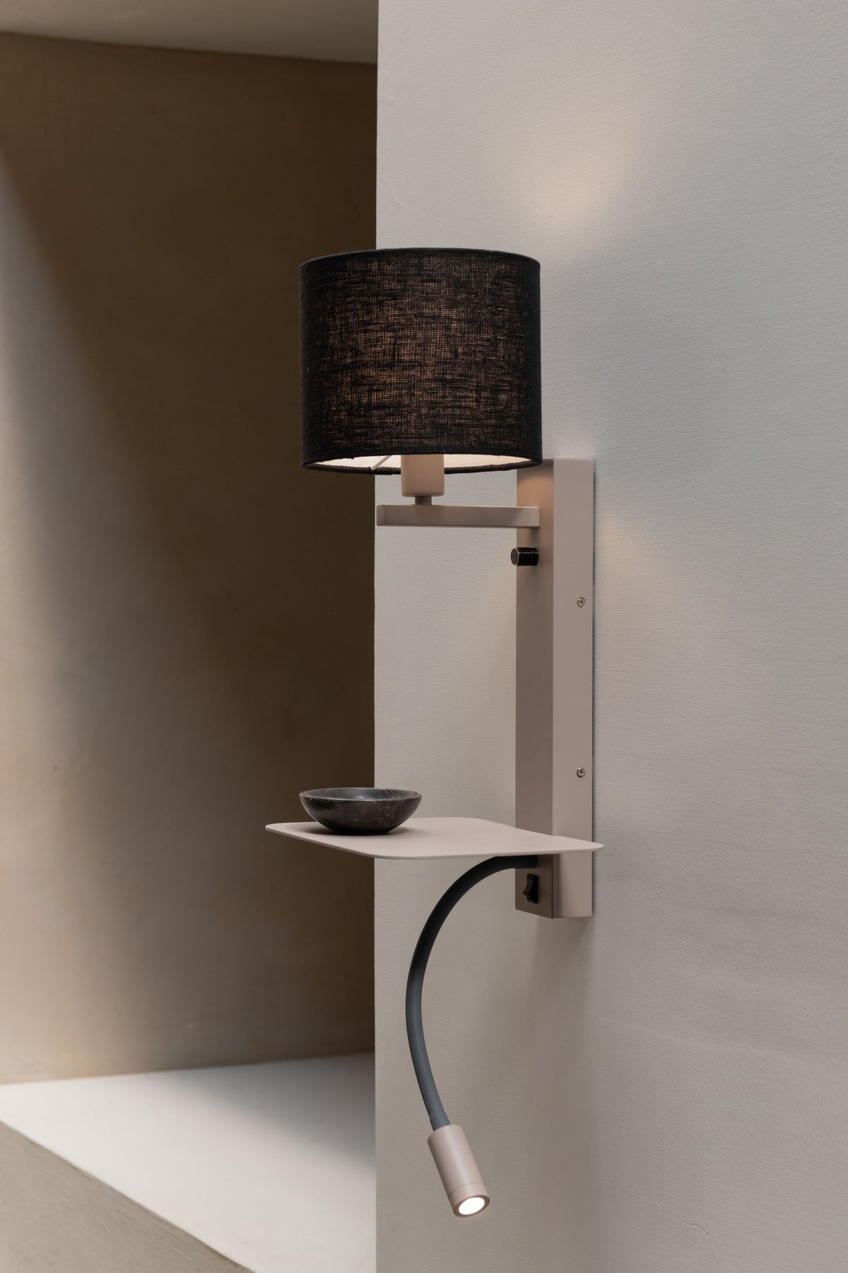 Grande lampada da parete in lino color sabbia e nera It's About RoMi Florence – immagine 3
