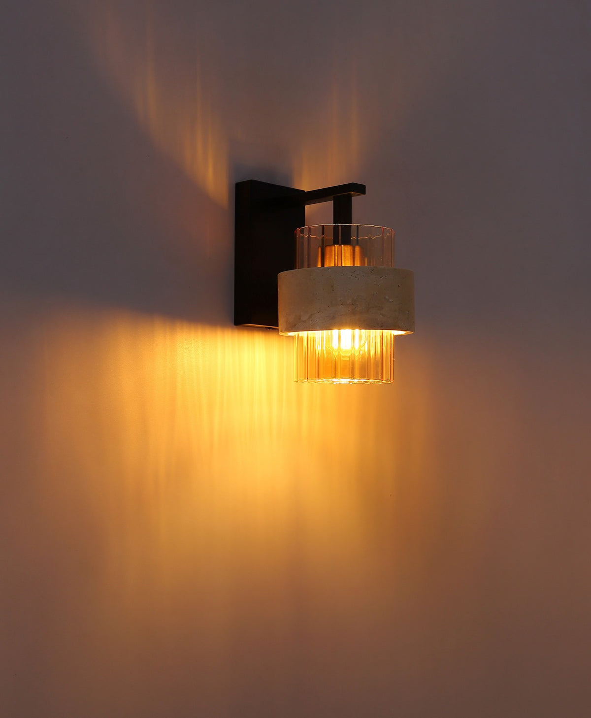 Zwarte metalen wandlamp met amberkleurig geribbeld glas en stenen band – afbeelding 3