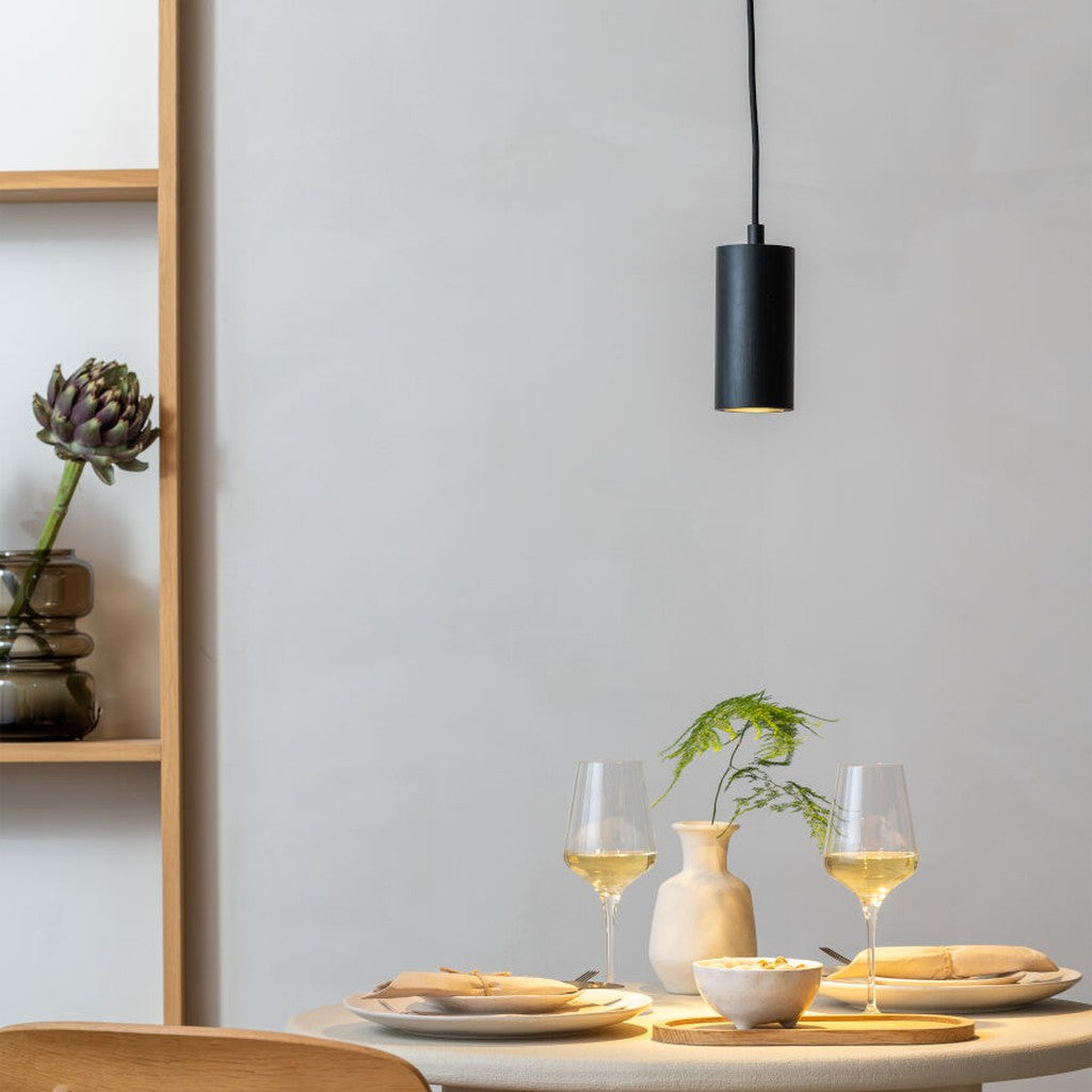 Subtilní černá bambusová závěsná lampa GOOD&MOJO Java – fotografie v interiéru