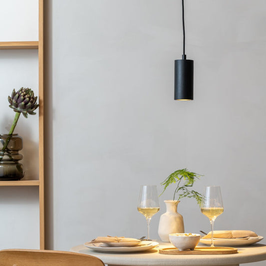 Zwarte bamboe hanglamp met cilindrische kap GOOD&MOJO Java – sfeerbeeld