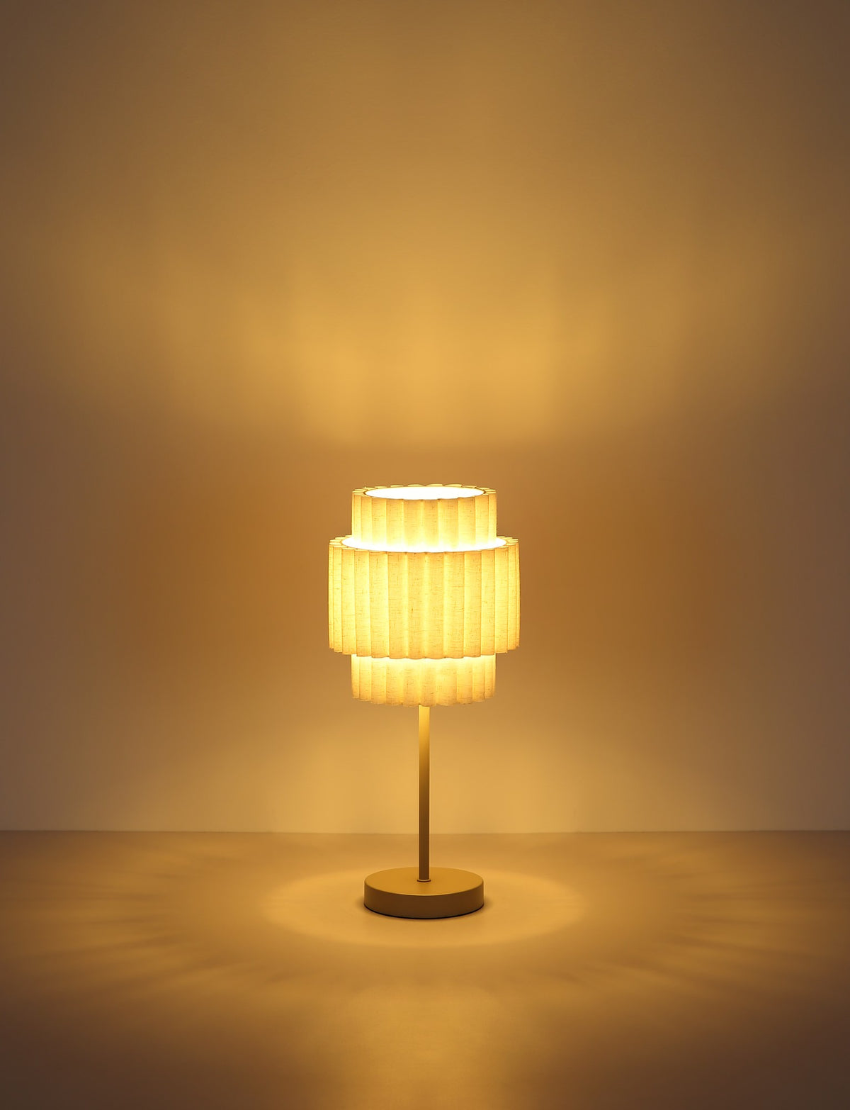 Lampada da tavolo moderna in tessuto color sabbia – immagine 5