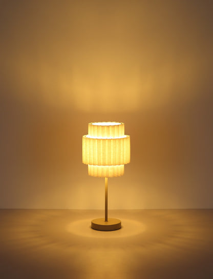 Lampada da tavolo moderna in tessuto color sabbia – immagine 5