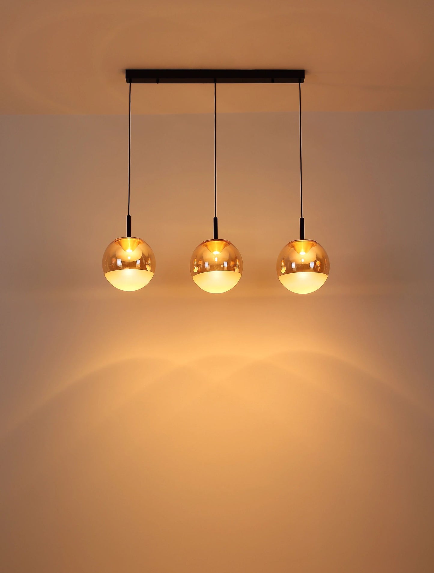 moderne-hanglamp-met-amber-glazen-bollen-severin-variant-image4