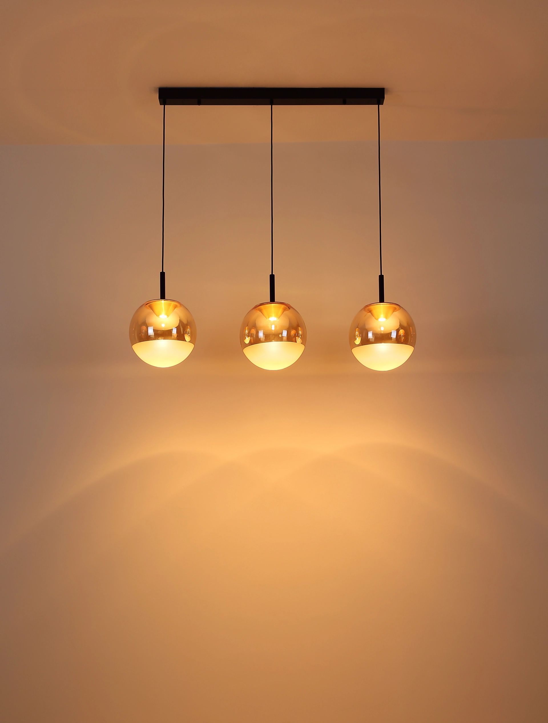 moderne-hanglamp-met-amber-glazen-bollen-severin-variant-image4