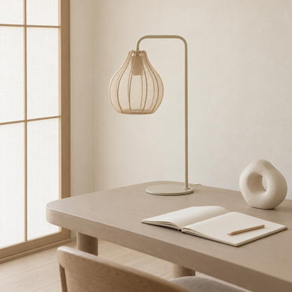 Béžová stolní lampa s drátěnou konstrukcí Elati – fotografie v interiéru