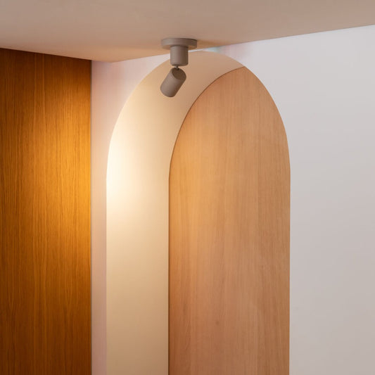 Varm sandfarvet aluminium loftlampe It's About RoMi Milan – stemningsbillede