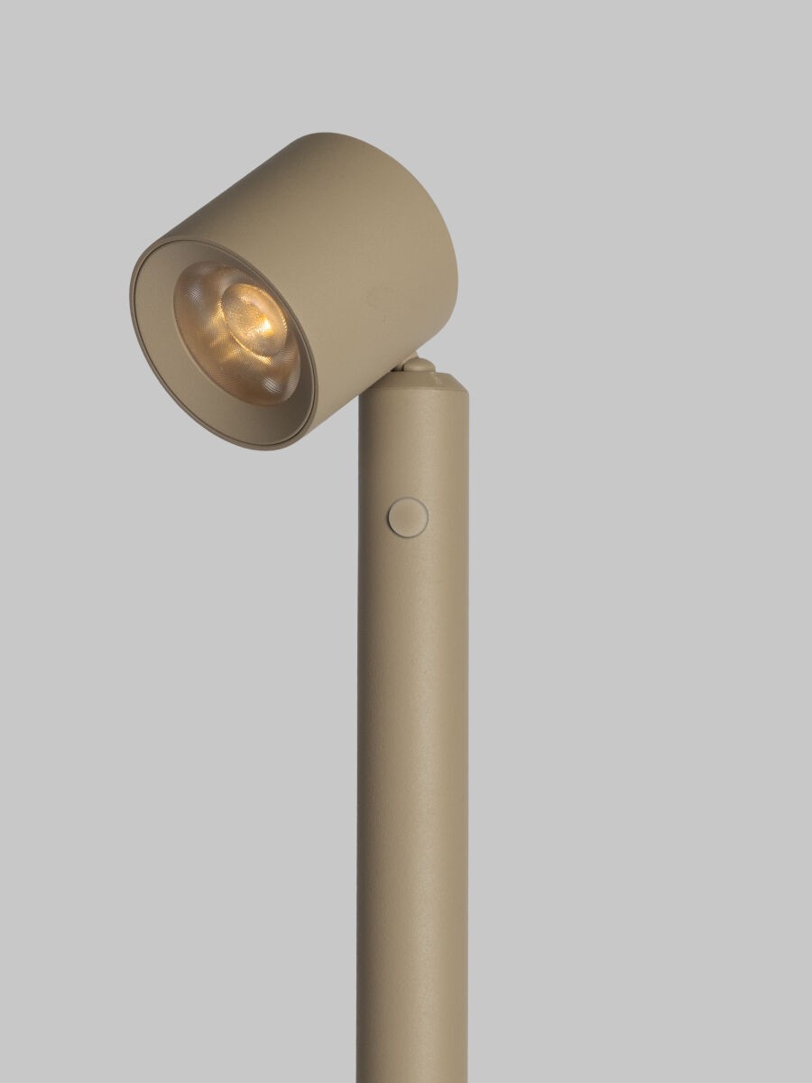 Lampada da terra in alluminio color sabbia elegante It's About RoMi Milano – immagine 2