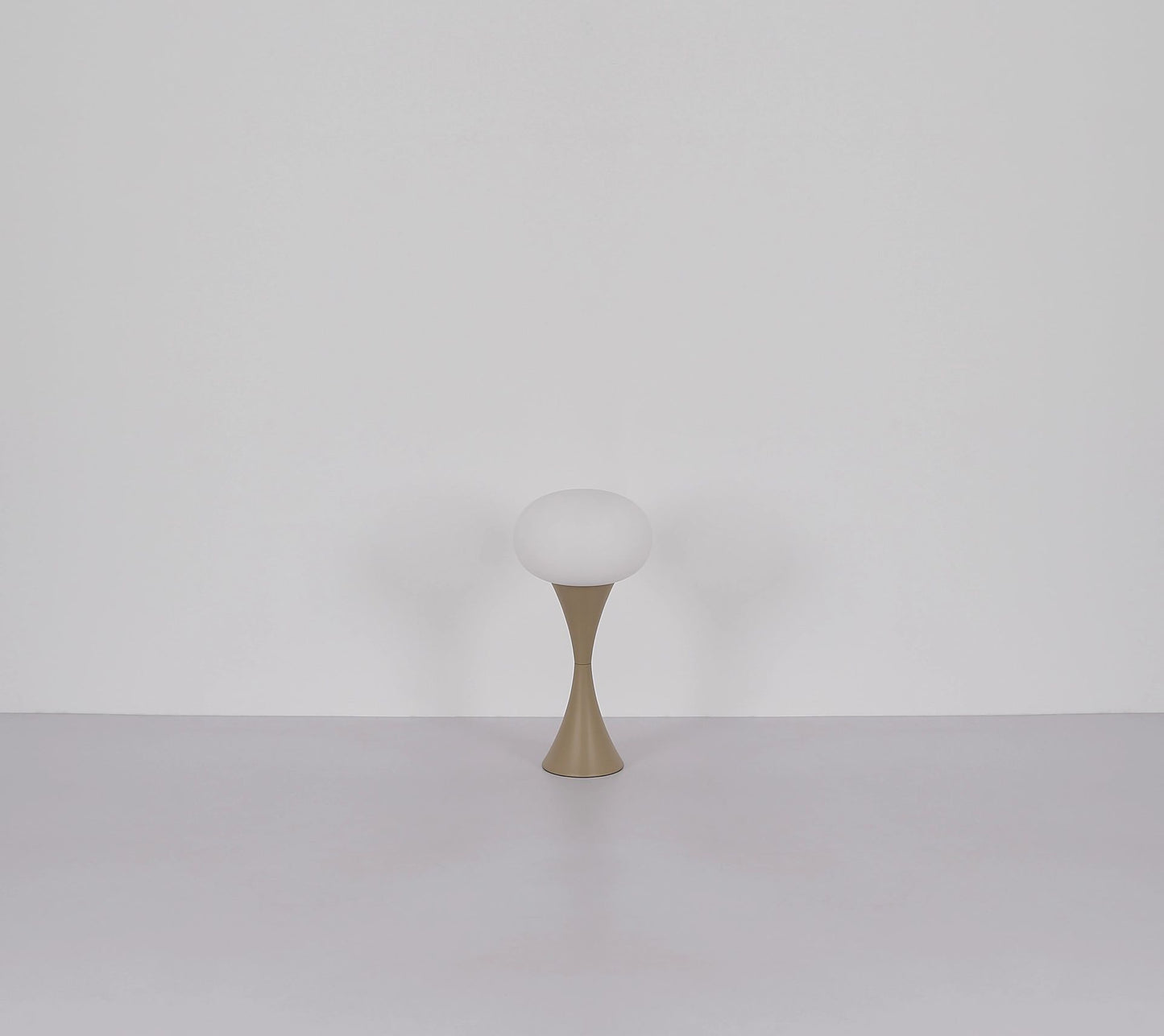 sandkleurige-tafellamp-met-opaal-glazen-kap-lula-variant-image6