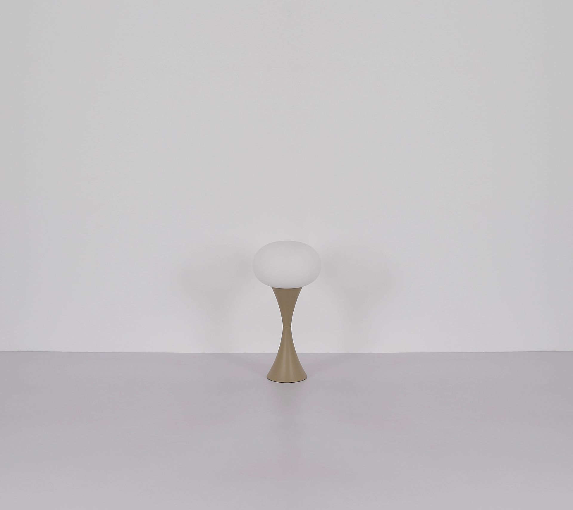 sandkleurige-tafellamp-met-opaal-glazen-kap-lula-variant-image6