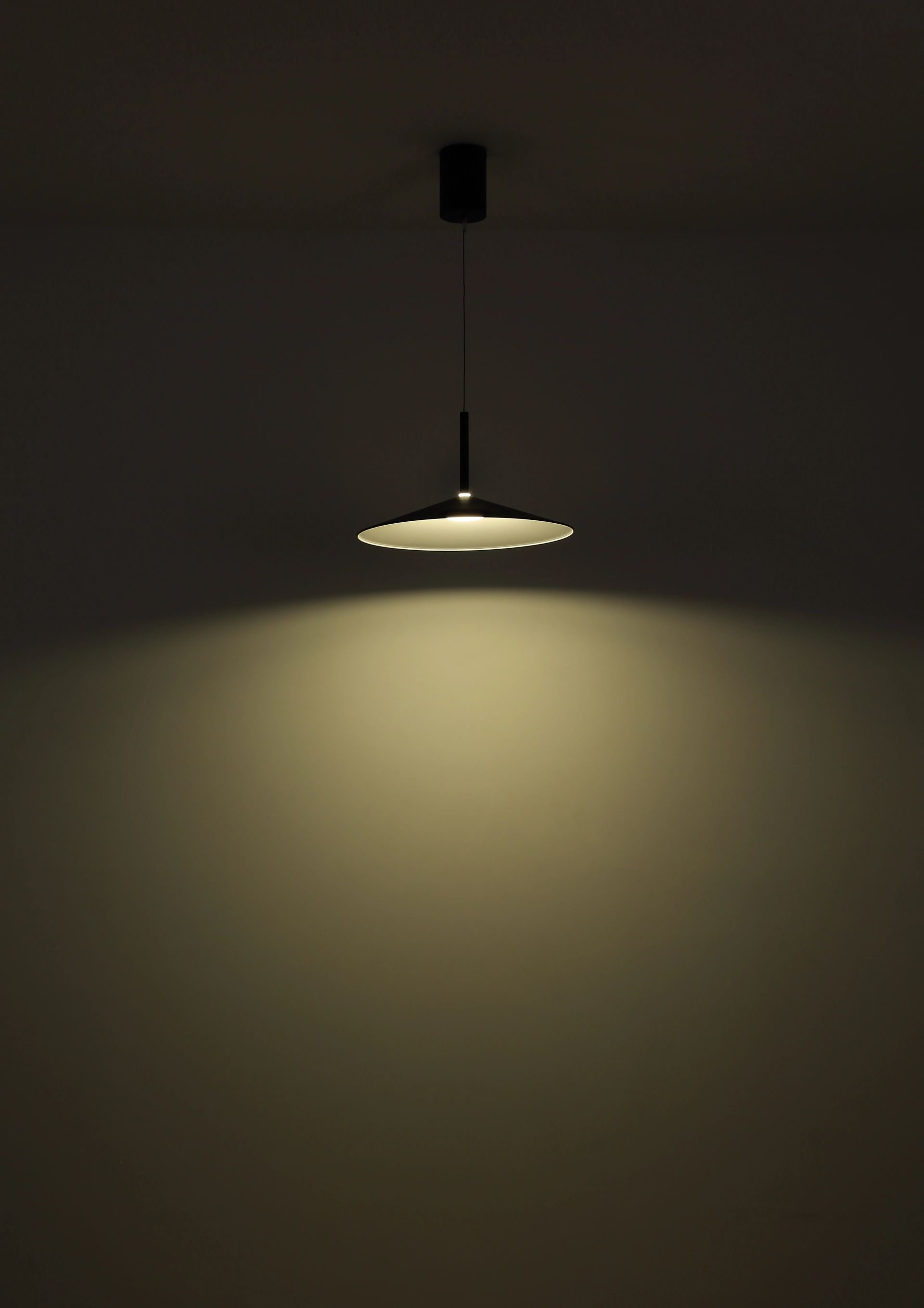 mat-zwarte-ronde-pendellamp-met-opaalwitte-acryl-lampone-variant-image4