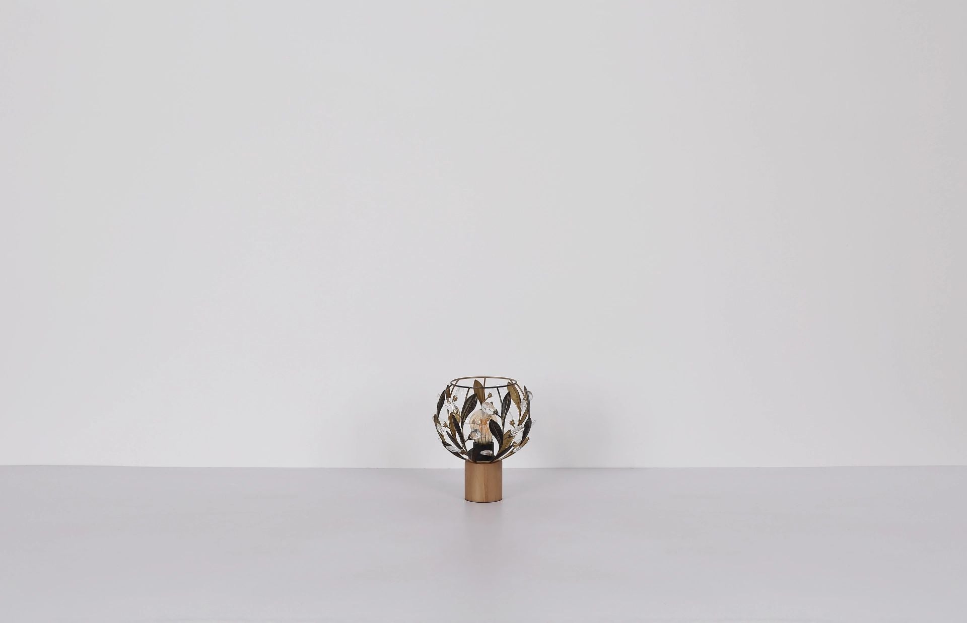 elegante-tafellamp-met-kristallen-en-hout-mika-variant-image5