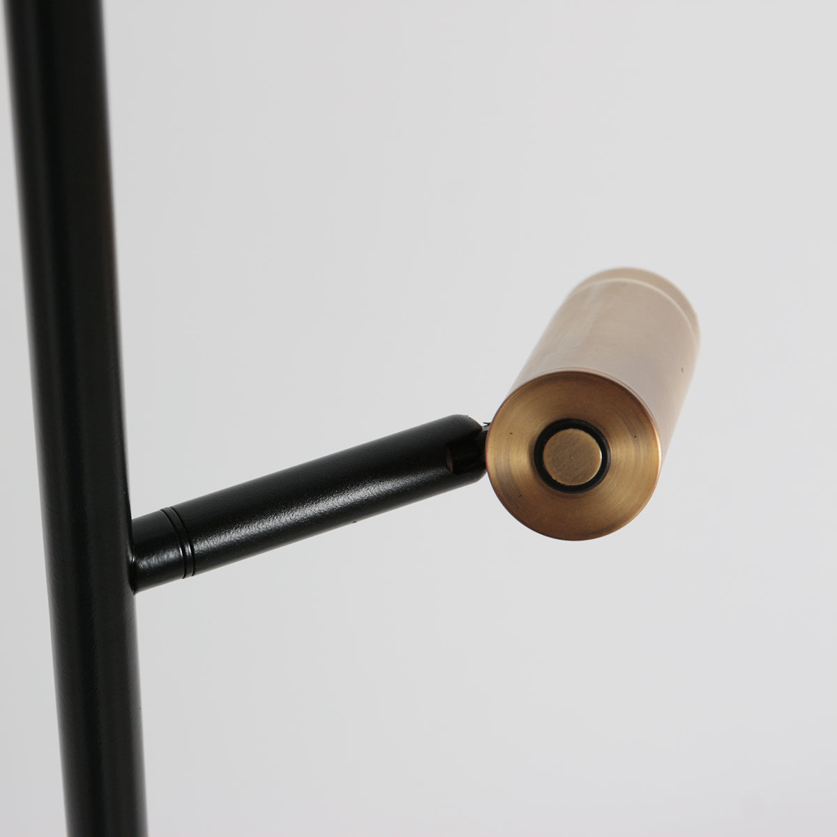 tweelichts-vloerlamp-zwart-met-bronzen-accenten-mexlite-lumo-variant-image4