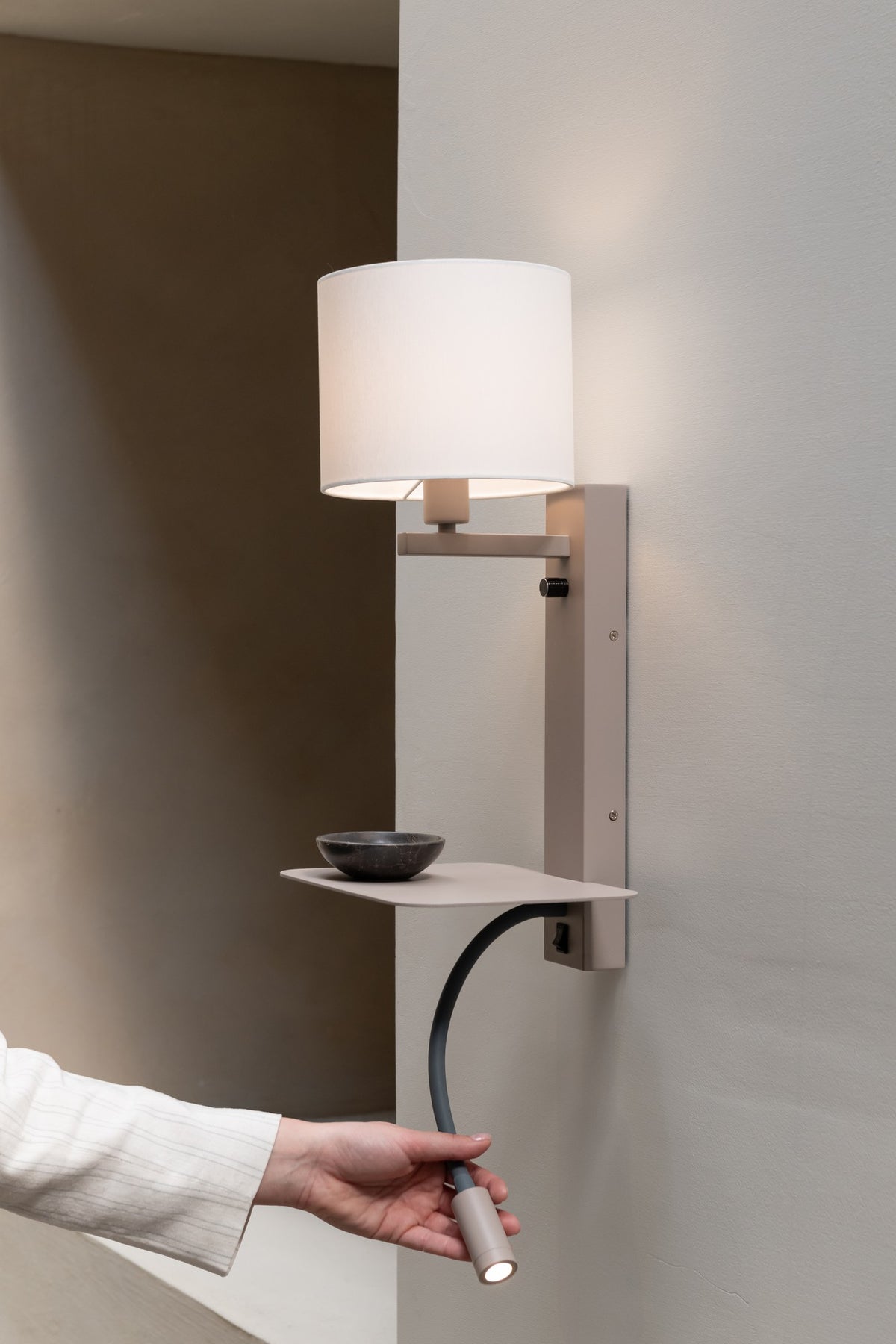 Lampada da parete in lino bianco e sabbia grande It's About RoMi Florence – immagine 5