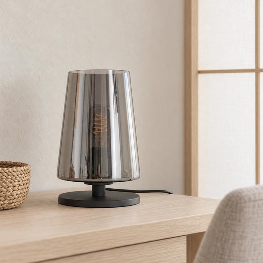 conische-zwarte-tafellamp-rookglas-steinhauer-ancilla-ai-sfeer_image
