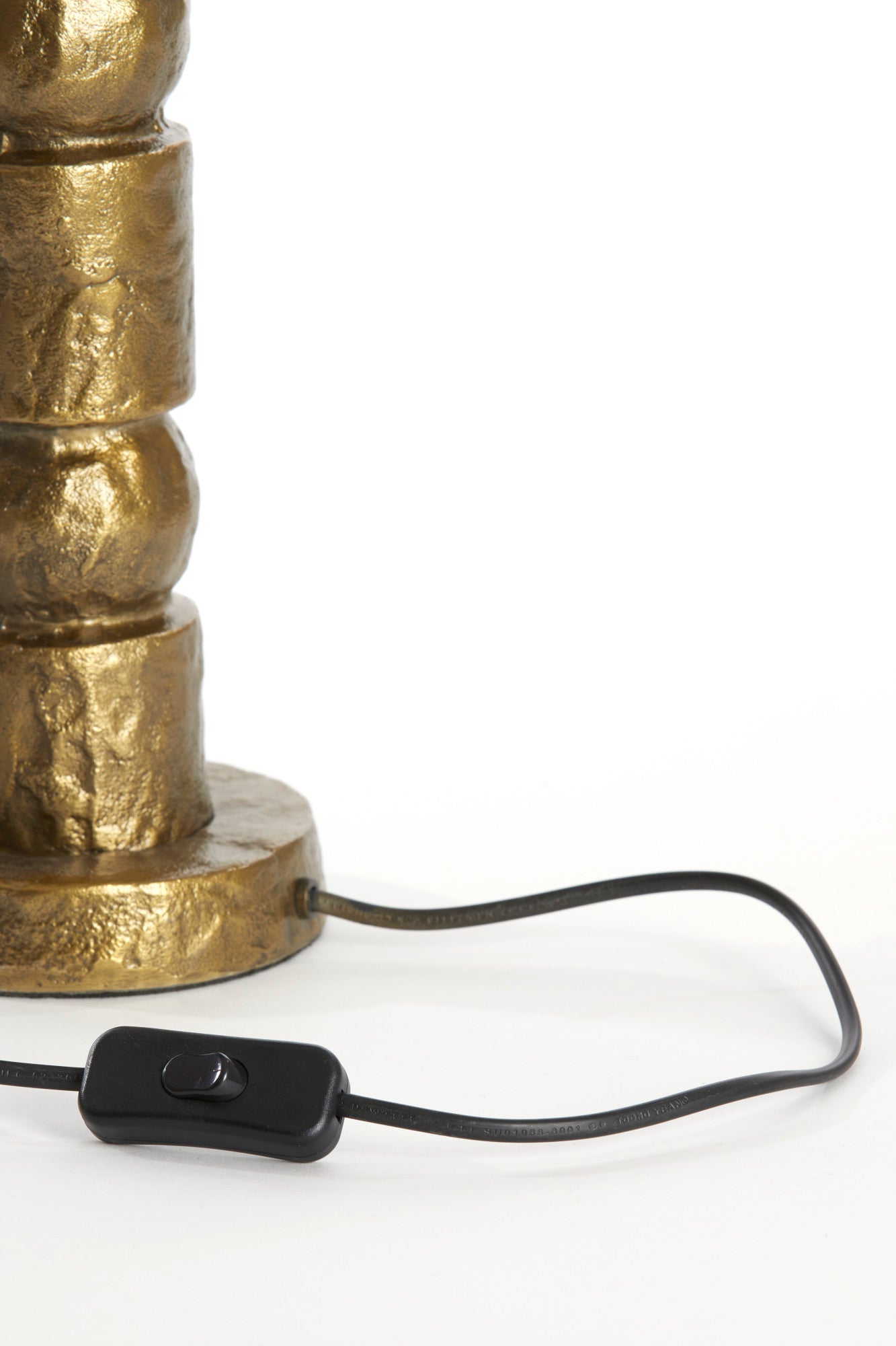 gouden-lampvoet-sculpturaal-design-light-living-akti-variant-image7