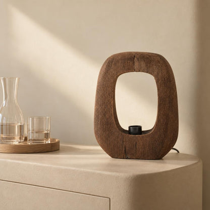Lampada da tavolo Kelafo in legno marrone – foto d'ambiente