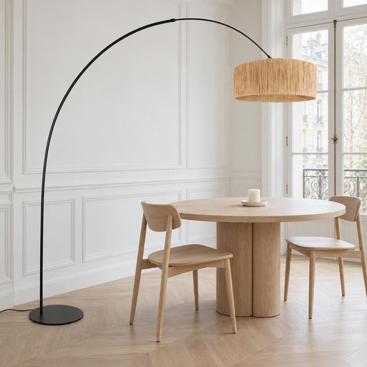 Anne Lighting Curve – czarna lampa łukowa z kloszem z trawy morskiej – zdjęcie aranżacyjne
