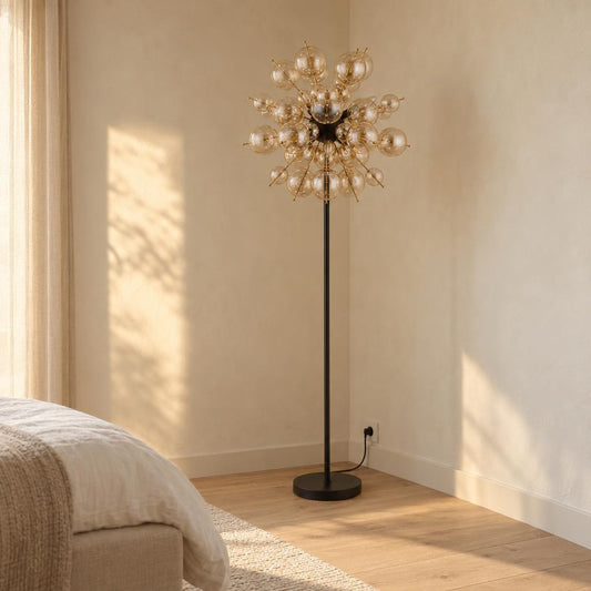 Stojacia lampa Obolg Udo čierna a mosadz, art deco – fotografia v interiéri