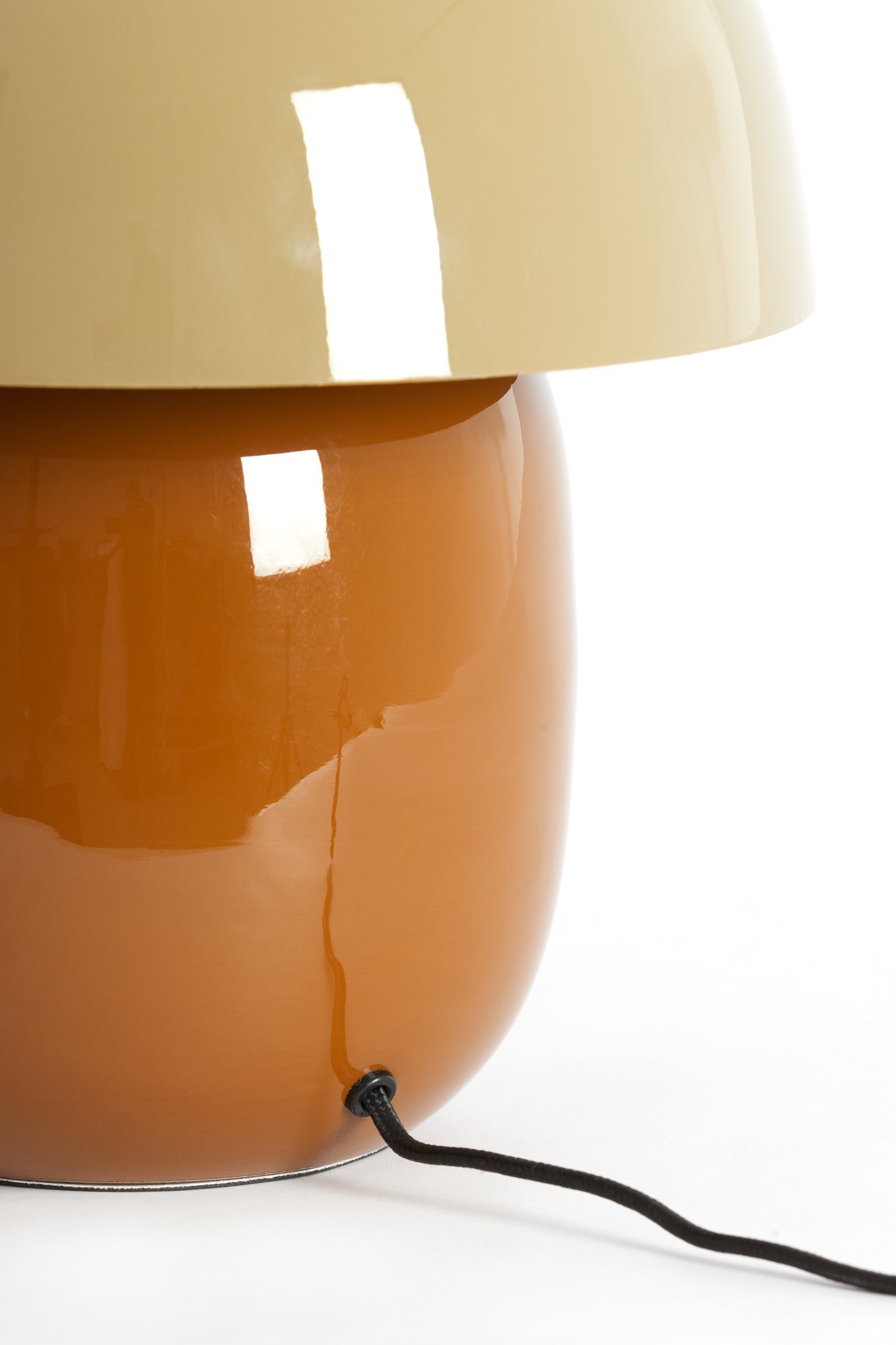 retro-tafellamp-in-zand-en-bruin-met-warme-gloed-light-living-mimosa-variant-image5