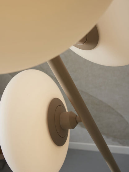 grijze-glazen-scandinavische-vloerlamp-metaal-its-about-romi-sapporo-variant-image3