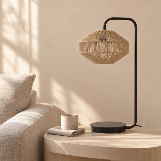Rustikalna crna stolna lampa s bež sjenilom Lyra – ambijentalna fotografija