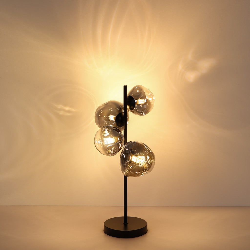 Luksuzna crna staklena stolna lampa – ambijentalna fotografija