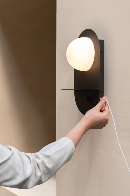 Zwarte metalen wandlamp met glazen bol It's About RoMi Tokyo – afbeelding 4