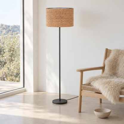 Slank sort gulvlampe med korkskærm – Mexlite Noor – stemningsbillede