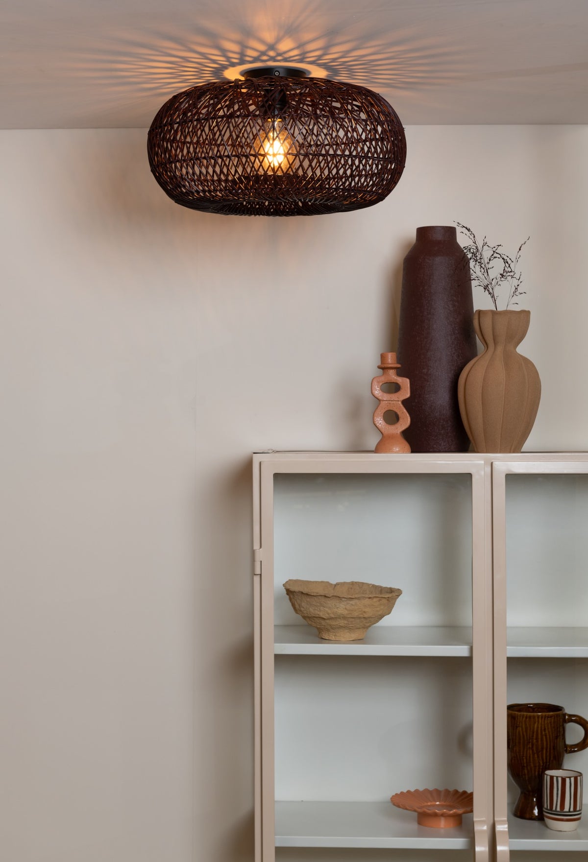 Varm bordeauxrød rattan loftlampe GOOD&MOJO Arizona – billede 3