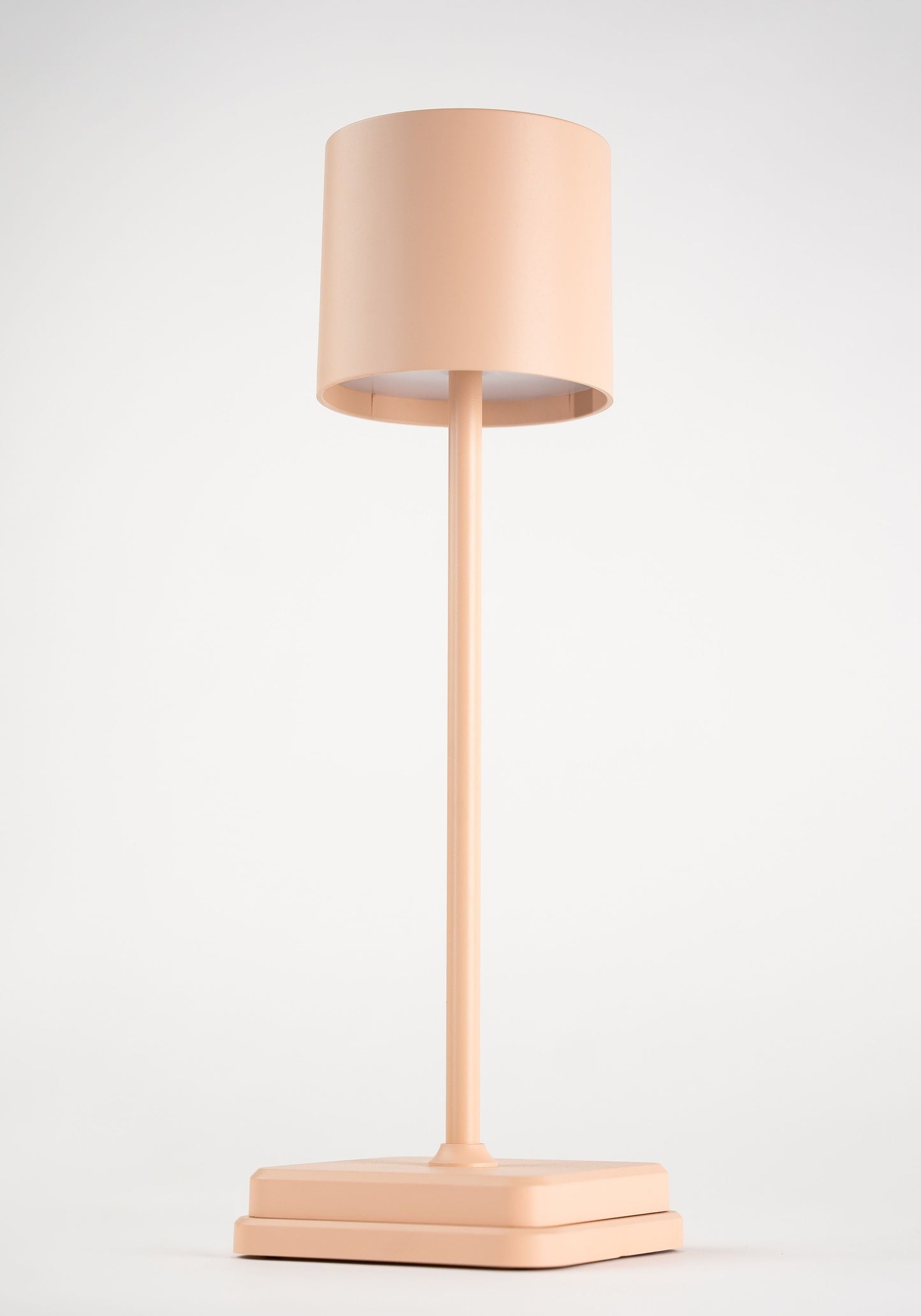 elegante-champagnekleurige-tafellamp-met-usb-lennart-variant-image1