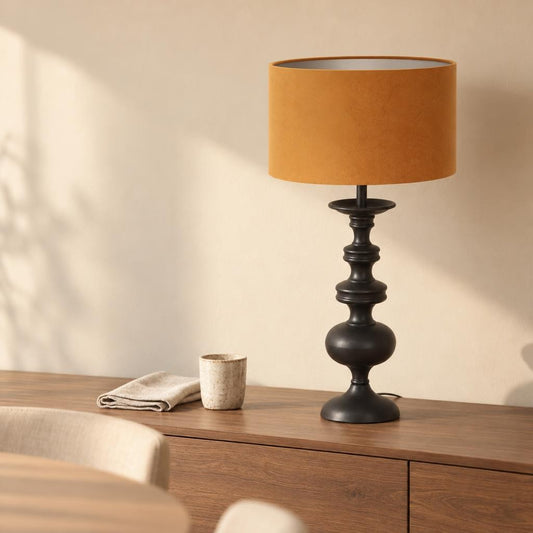 Stolní lampa Lyons černá se zlatým stínidlem – fotografie v interiéru