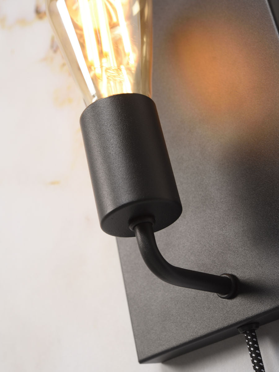 minimalistische-rechthoekige-zwarte-wandlamp-its-about-romi-madrid-variant-image2