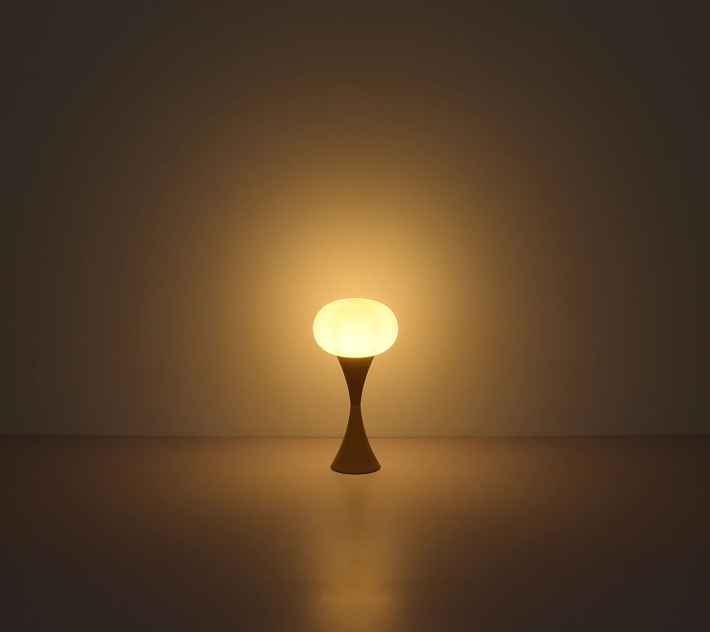 sandkleurige-tafellamp-met-opaal-glazen-kap-lula-variant-image4