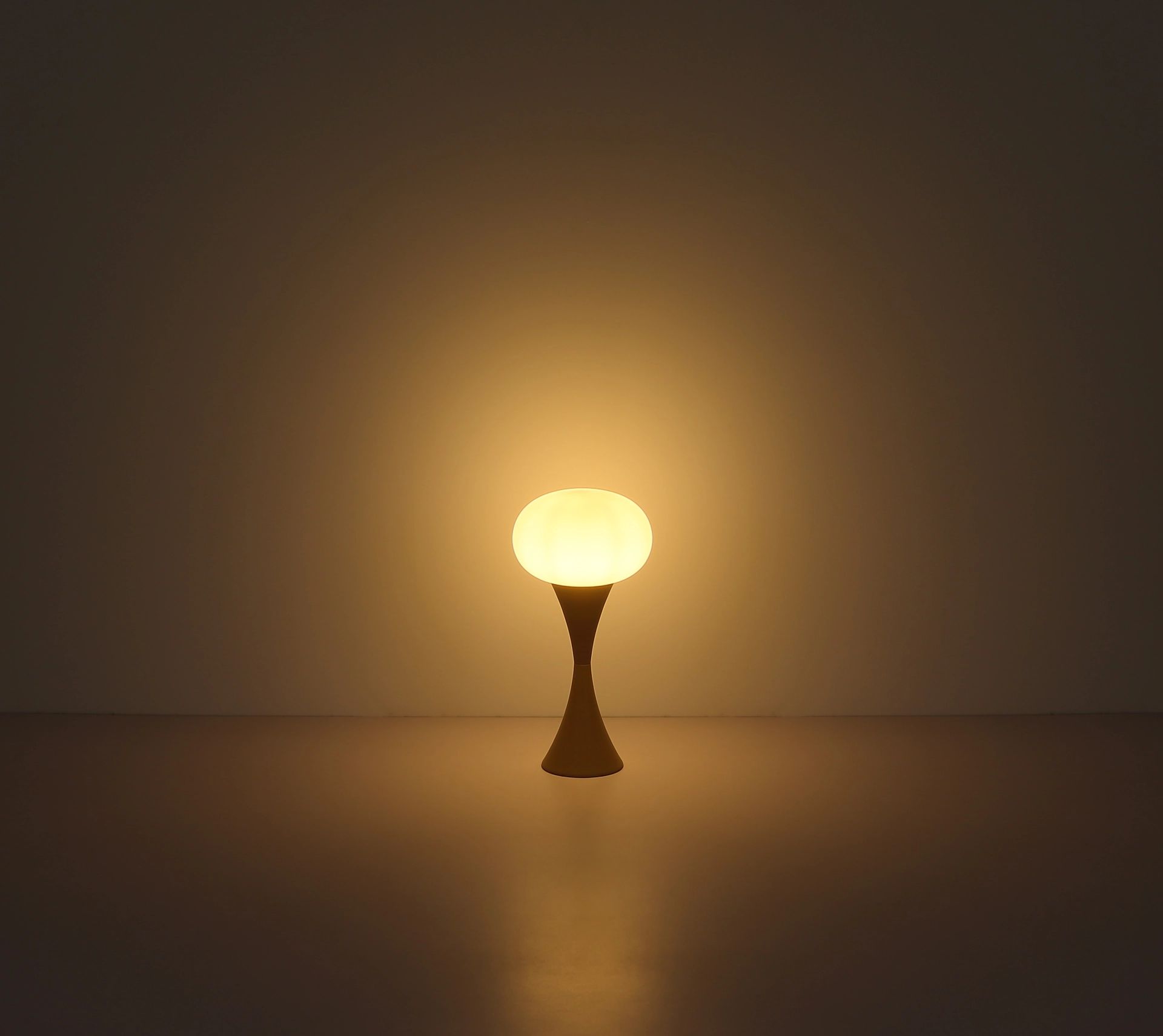 sandkleurige-tafellamp-met-opaal-glazen-kap-lula-variant-image4