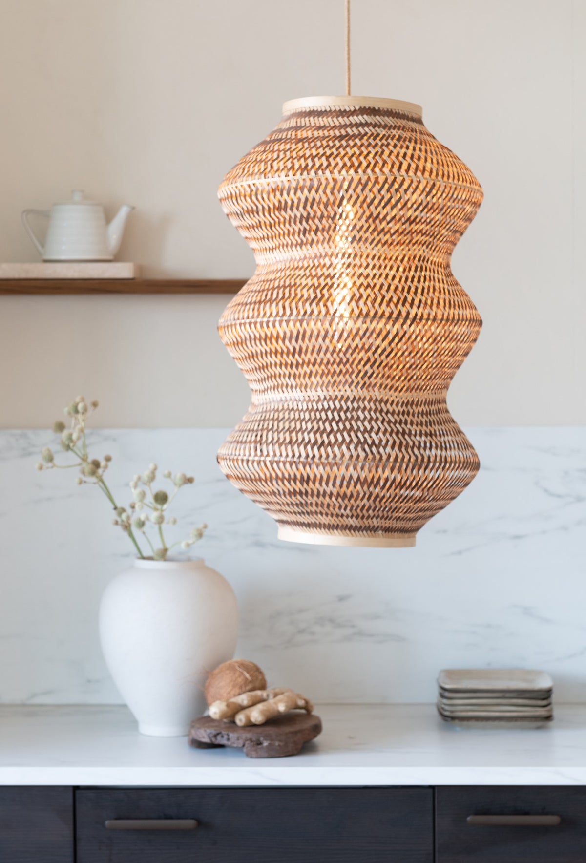 Lampada a sospensione in bambù naturale e marrone con carattere GOOD&MOJO Barbados – immagine 1