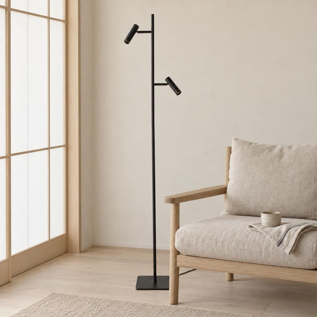 Crna podna lampa s dva podesiva reflektora Mexlite Lumo – ambijentalna fotografija