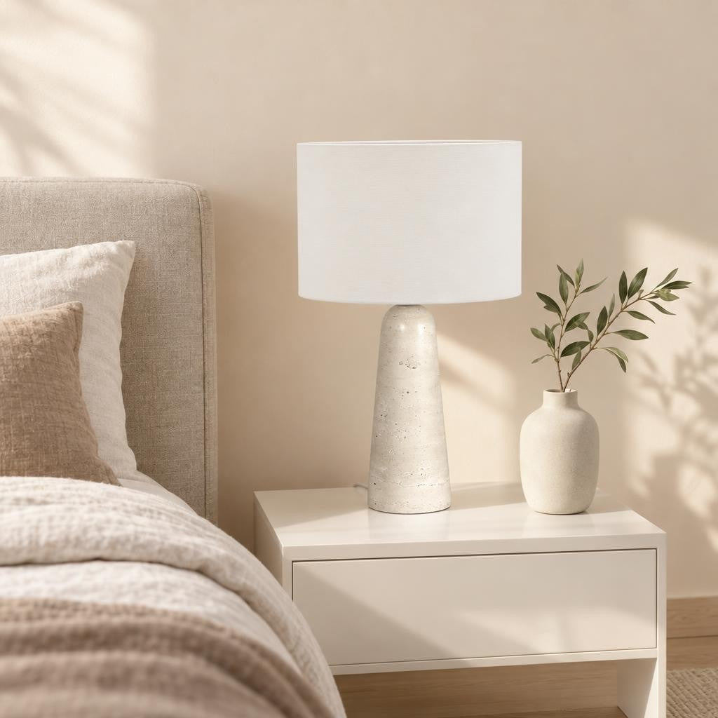 Tafellamp met witte linnen kap en travertin voet Anne Light Travino – sfeerbeeld
