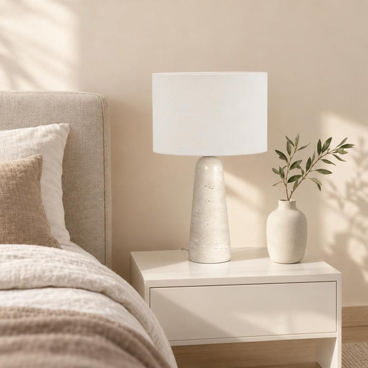Stolní lampa Travino s bílým lněným stínidlem a travertinem – fotografie v interiéru
