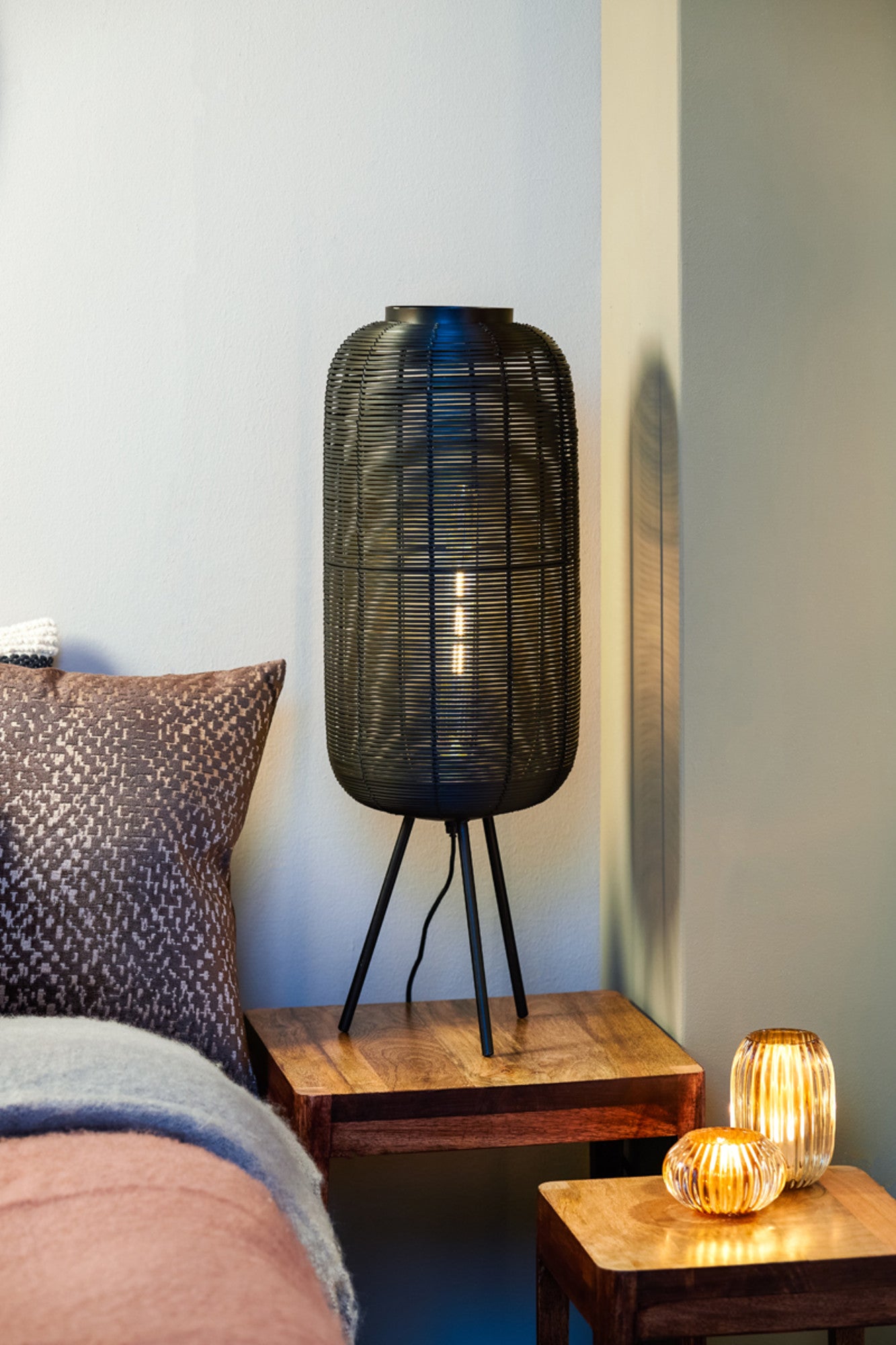 zwarte-driepoot-draad-tafellamp-light-living-tomek-variant-image4