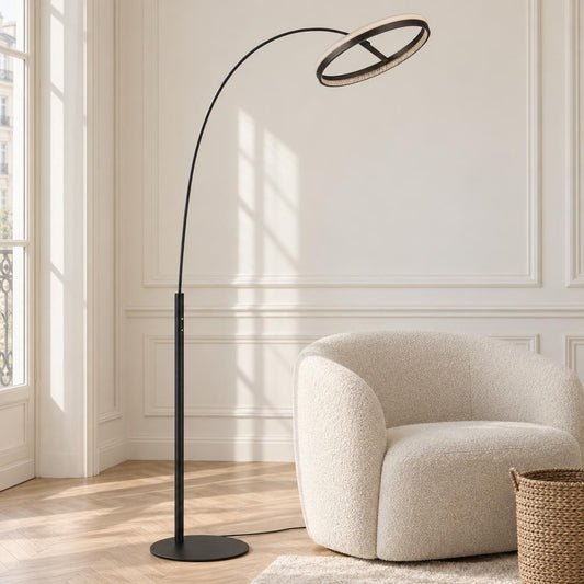 Della – moderní černá oblouková stojací lampa LED – fotografie v interiéru