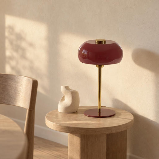 Piros, fényes fém asztali lámpa Light & Living Surin – hangulatkép