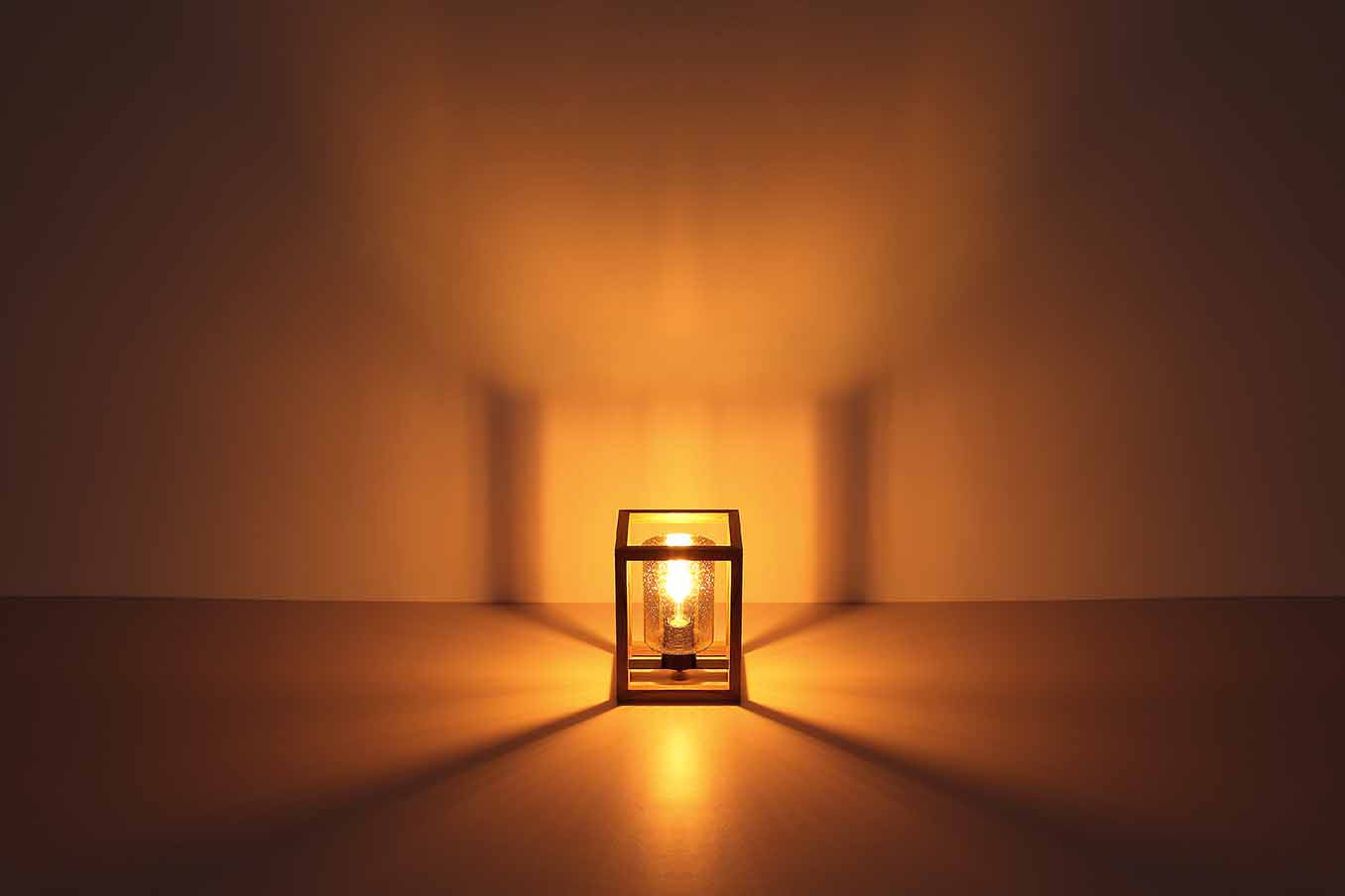 landelijke-zwarte-wandlamp-kubus-globo-pettey-variant-image3