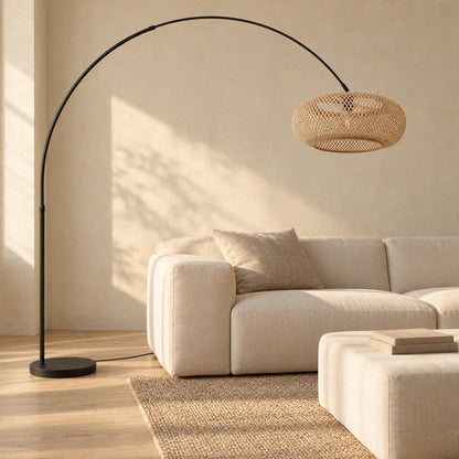 Lampada da terra ad arco nera in bambù E27 Mexlite Flair – foto d'ambiente
