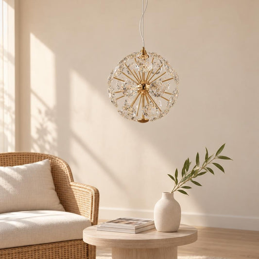 Lampă suspendată aurie cu glob de cristal Virina – fotografie de ambient